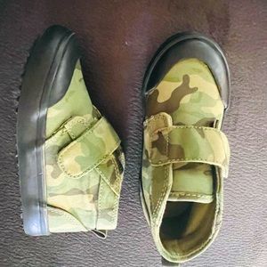 Old Navy toddler size 6 camo sneaker